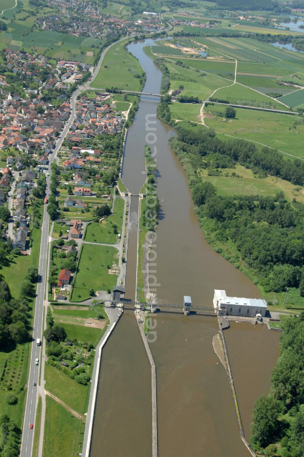 Aerial photograph Viereth - Main-Flussverlauf mit Altarm an der Staustufe Schleuse und Wehr Viereth.