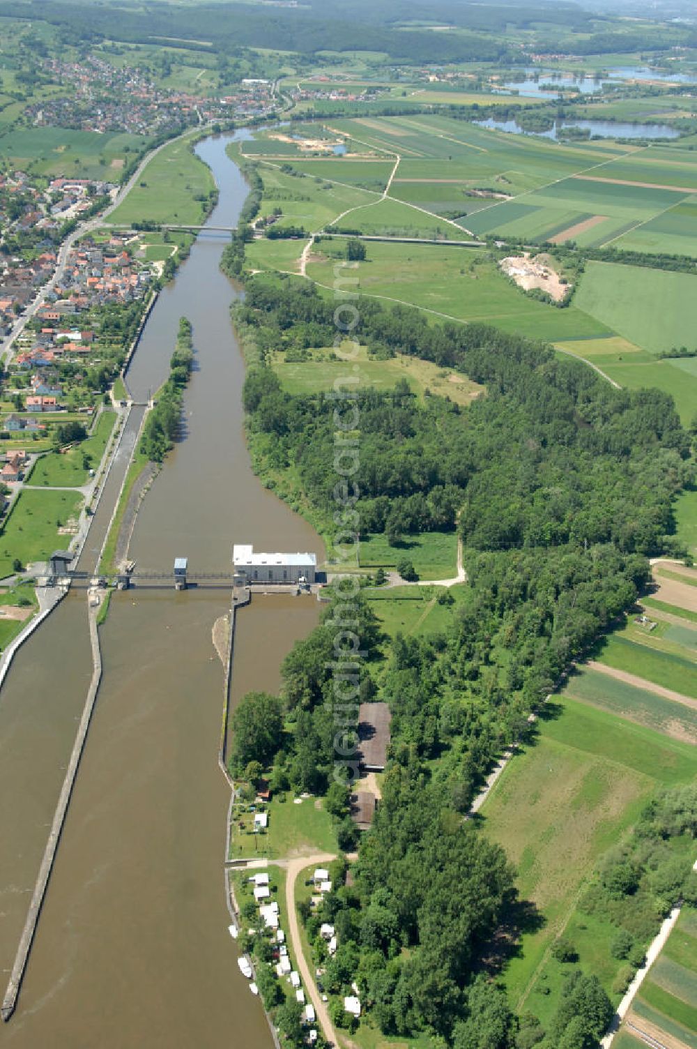 Viereth from the bird's eye view: Main-Flussverlauf mit Altarm an der Staustufe Schleuse und Wehr Viereth.