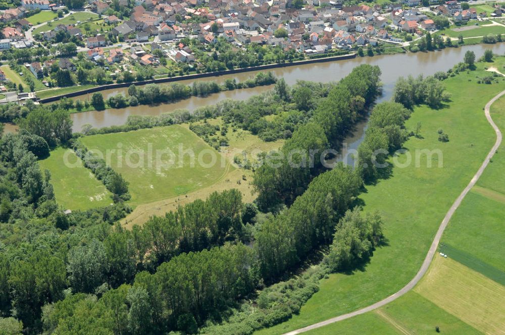 Viereth from the bird's eye view: Main-Flussverlauf mit Altarm an der Staustufe Schleuse und Wehr Viereth.