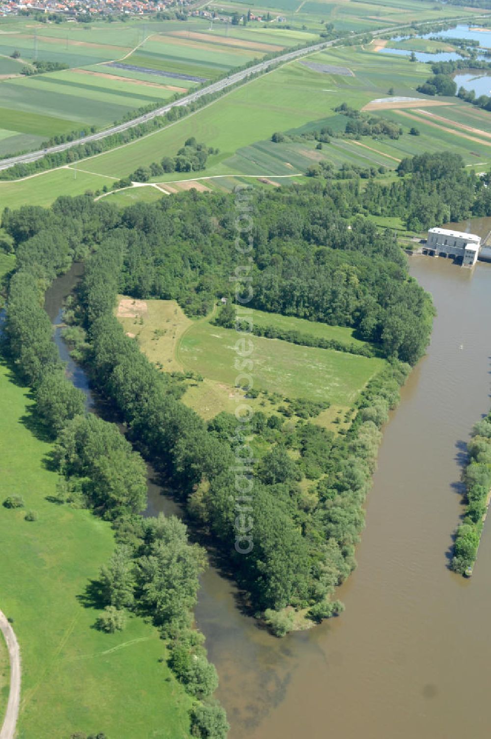 Viereth from the bird's eye view: Main-Flussverlauf mit Altarm an der Staustufe Schleuse und Wehr Viereth.