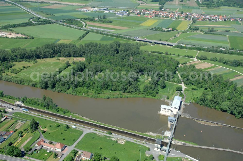 Viereth from the bird's eye view: Main-Flussverlauf mit Altarm an der Staustufe Schleuse und Wehr Viereth.