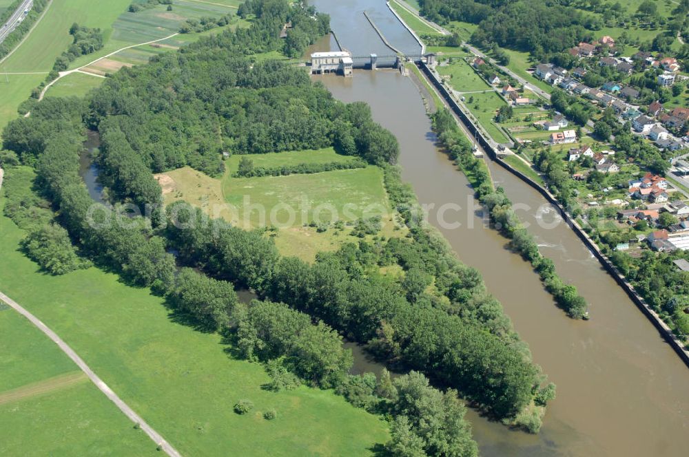 Viereth from the bird's eye view: Main-Flussverlauf mit Altarm an der Staustufe Schleuse und Wehr Viereth.