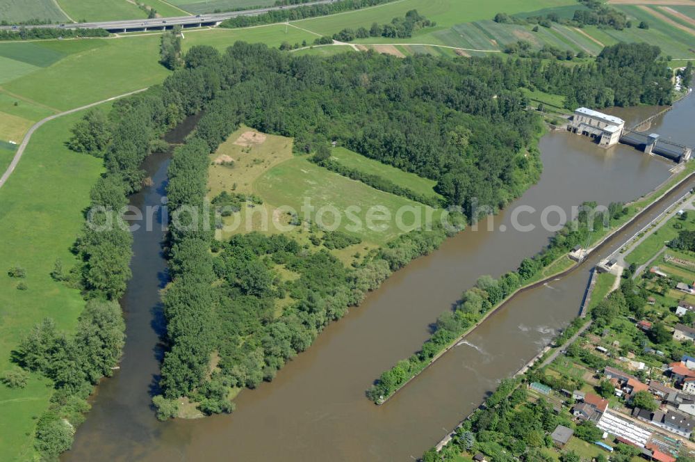 Viereth from the bird's eye view: Main-Flussverlauf mit Altarm an der Staustufe Schleuse und Wehr Viereth.