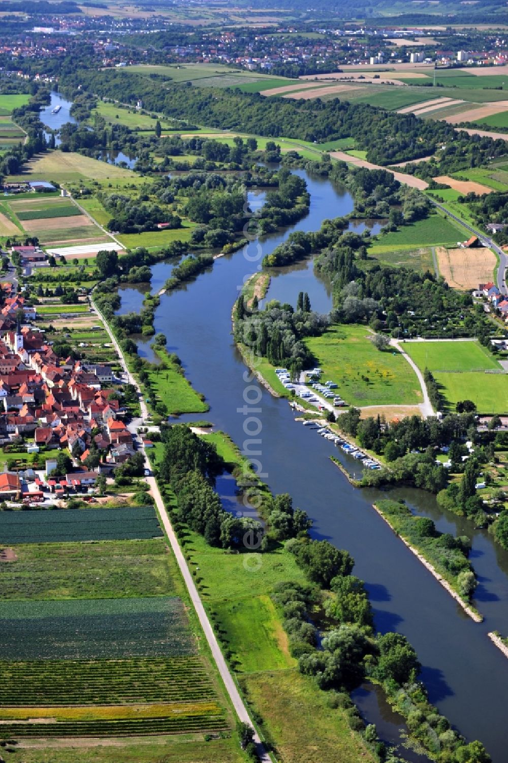 Aerial photograph Mainstockheim - View from north along the Main river near by Mainstockheim on the right riverside and Albertshofen on the left riverside in the state Bavaria