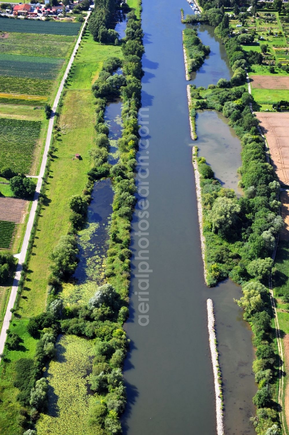 Mainstockheim from the bird's eye view: View from north along the Main river near by Mainstockheim on the right riverside and Albertshofen on the left riverside in the state Bavaria