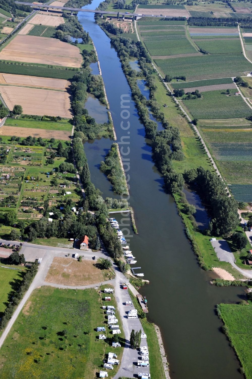 Aerial photograph Mainstockheim - View from south along the Main river near by Mainstockheim on the right riverside and Albertshofen on the left riverside in the state Bavaria