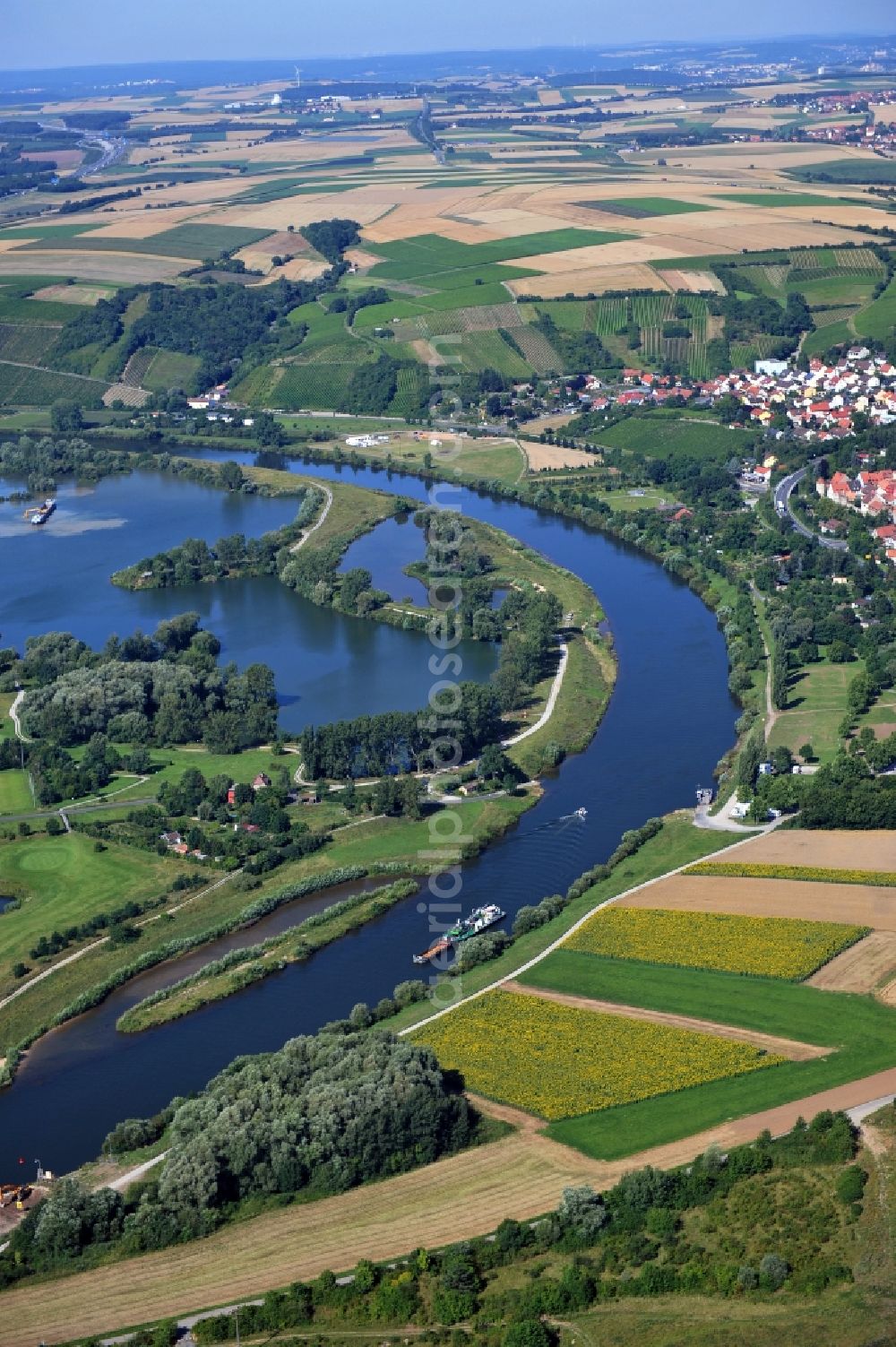 Aerial photograph Dettelbach - View from east along the Main river with the district Mainsondheim of Dettelbach at the left riverside in the state Bavaria