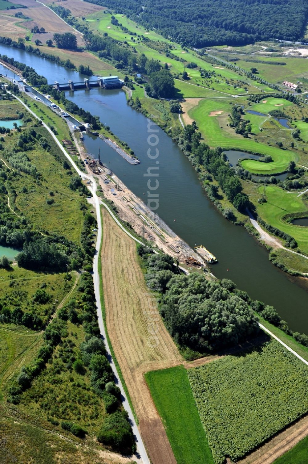 Dettelbach from the bird's eye view: View from north along the Main river in Dettelbach and the district Mainsondheim at the left riverside in the state Bavaria