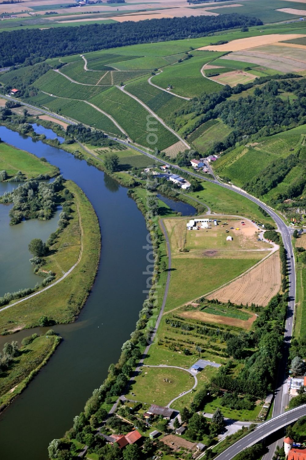 Dettelbach from the bird's eye view: View from east along the Main river with the district Mainsondheim of Dettelbach at the left riverside in the state Bavaria