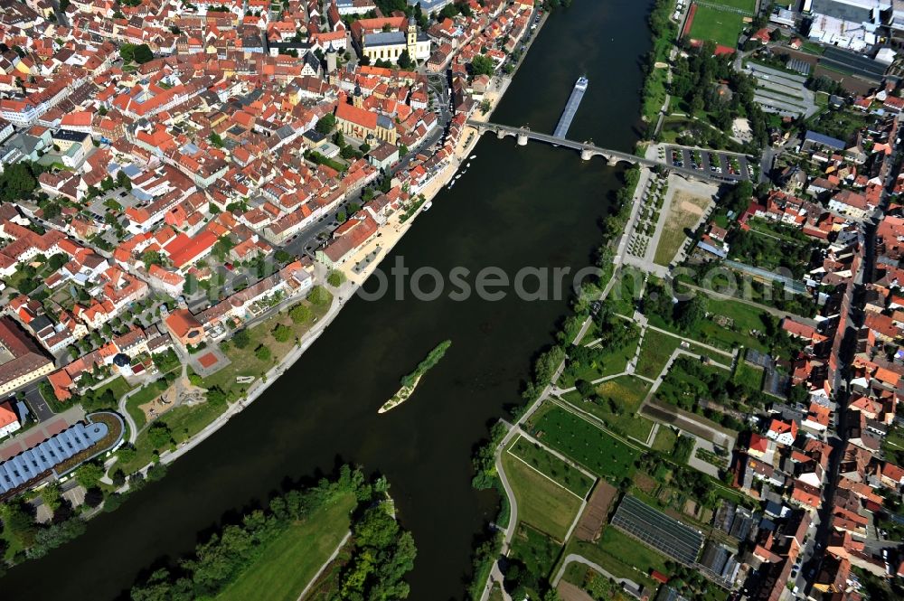 Kitzingen from the bird's eye view: View from south along the Main river with the Pipins Bridge, Old Main Bridge in Kitzingen in the state Bavaria