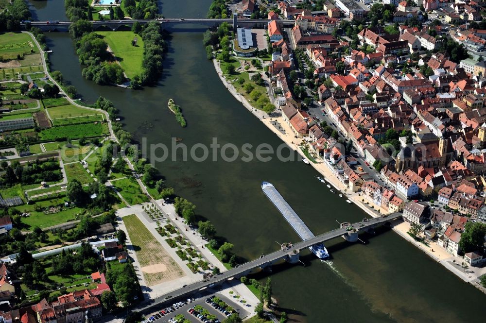 Kitzingen from the bird's eye view: View from north along the Main river with the Konrad-Adenauer-Bridge and the open-air bath on the Mondsee Island and Pipins Bridge, Old Main Bridge in Kitzingen in the state Bavaria