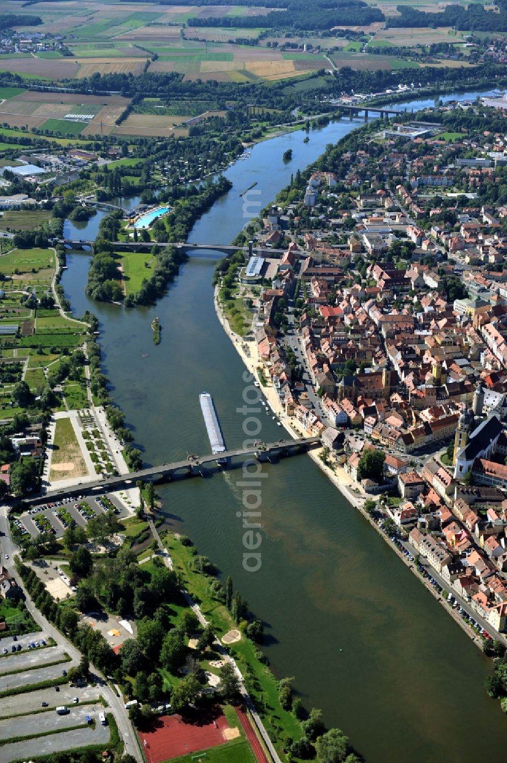 Aerial image Kitzingen - View from north along the Main river with the Pipins Bridge, Old Main Bridge and Konrad-Adenauer-Bridge and the open-air bath on the Mondsee Island and the South Bridge in Kitzingen in the state Bavaria