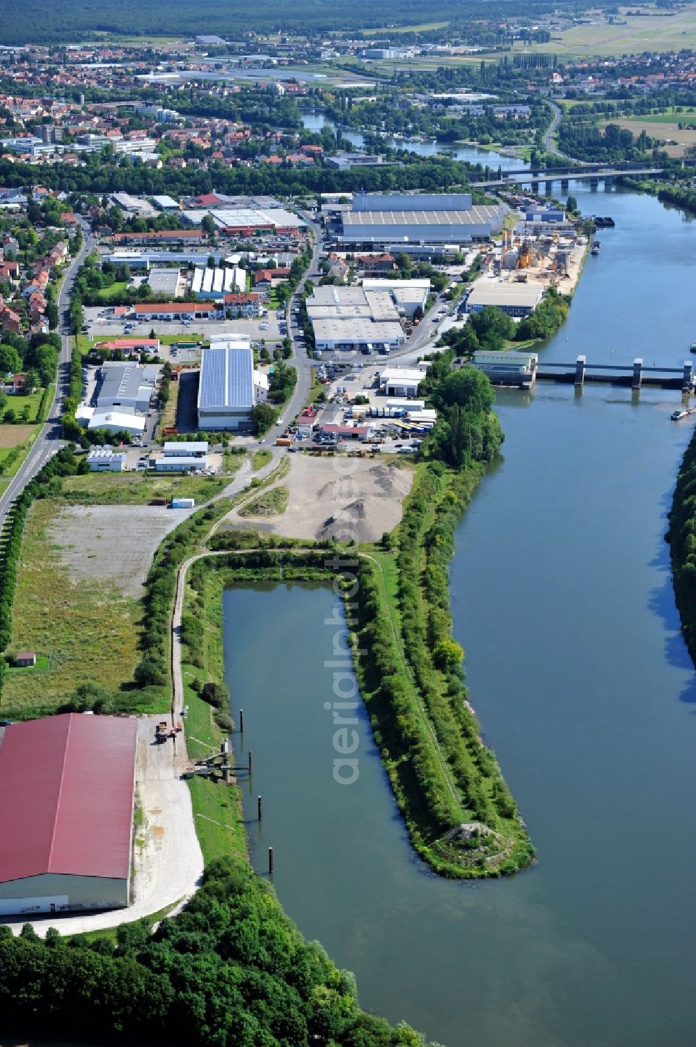 Kitzingen from the bird's eye view: View from southwest along the Main river with the lock Kitzingen and the South Bridge in the state Bavaria