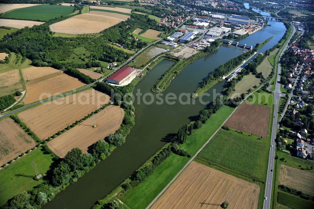 Kitzingen from the bird's eye view: View from south along the Main river with the lock Kitzingen and the South Bridge in the state Bavaria