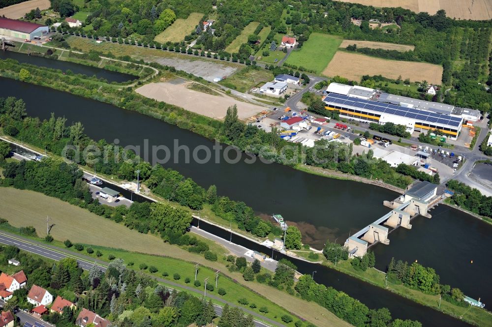 Kitzingen from the bird's eye view: View from along the Main river with the lock Kitzingen in the state Bavaria