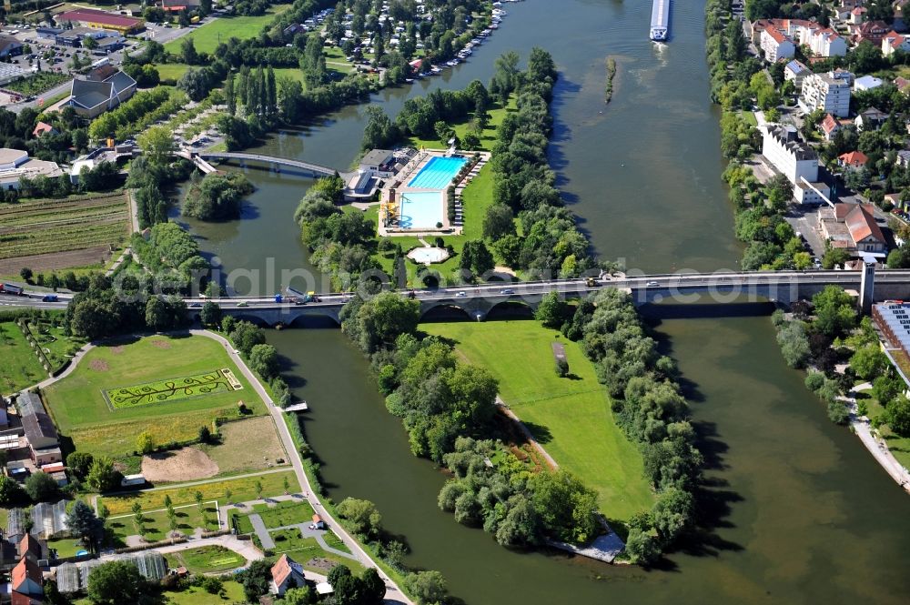 Aerial photograph Kitzingen - View from north along the Main river with the Konrad-Adenauer-Bridge and the open-air bath on the Mondsee Island in Kitzingen in the state Bavaria