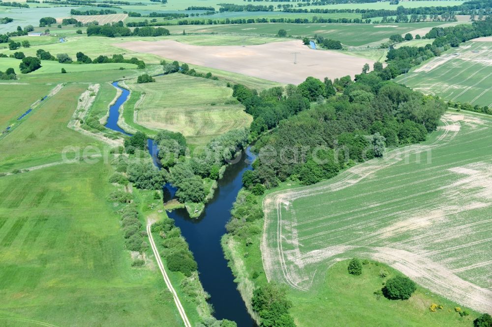 Aerial photograph Siggelkow - Riparian zones on the course of the river of Mueritz-Elde Wasserstrasse and dem Fluss Alte Elde in Siggelkow in the state Mecklenburg - Western Pomerania, Germany