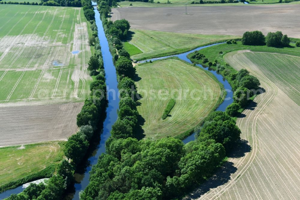 Siggelkow from above - Riparian zones on the course of the river of Mueritz-Elde Wasserstrasse and dem Fluss Alte Elde in Siggelkow in the state Mecklenburg - Western Pomerania, Germany