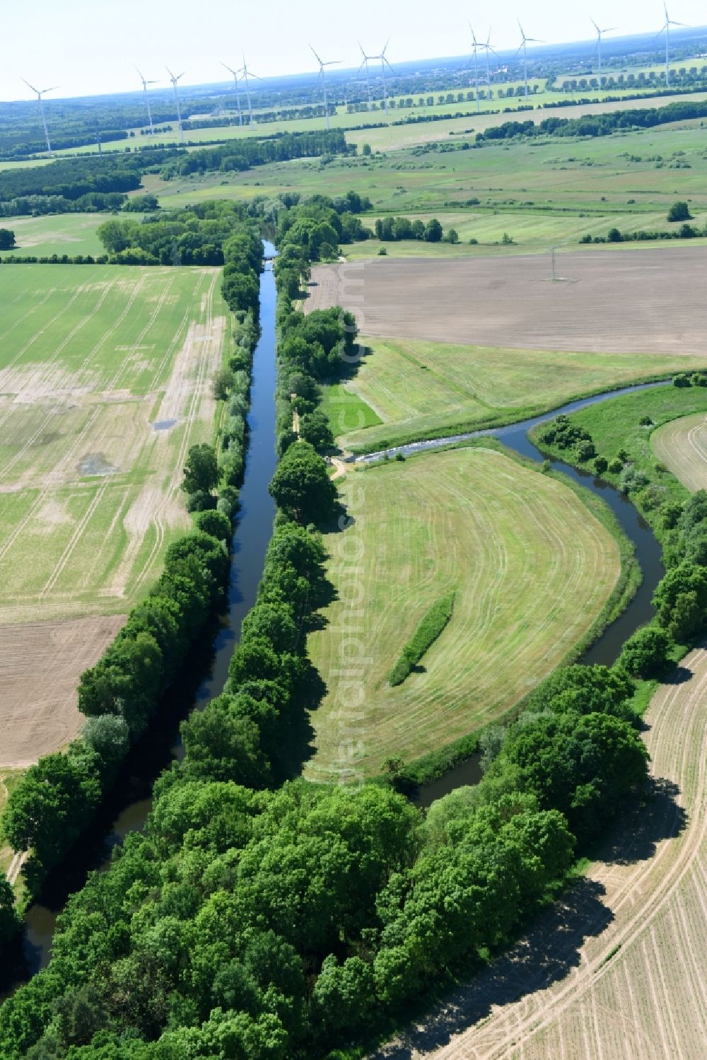 Siggelkow from the bird's eye view: Riparian zones on the course of the river of Mueritz-Elde Wasserstrasse and dem Fluss Alte Elde in Siggelkow in the state Mecklenburg - Western Pomerania, Germany