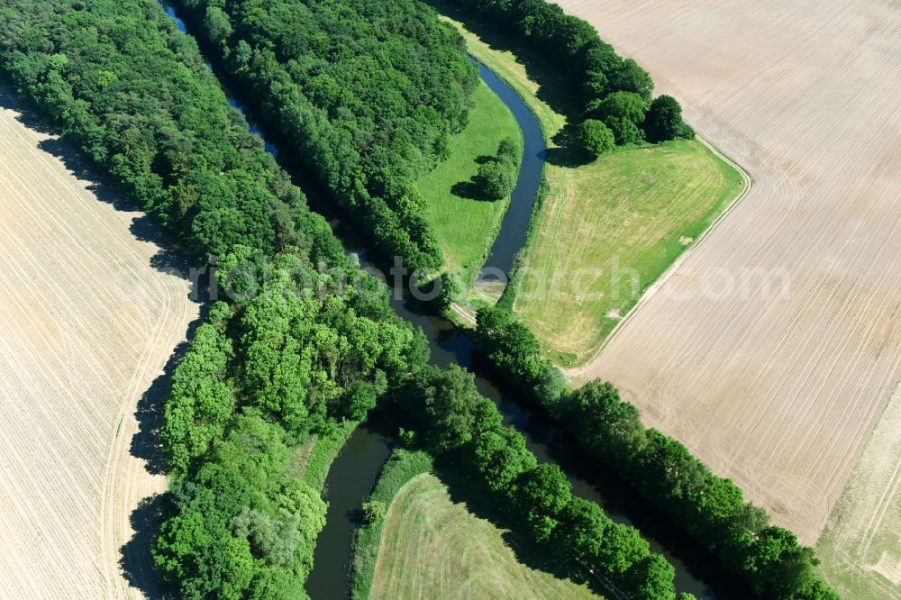 Aerial photograph Siggelkow - Riparian zones on the course of the river of Mueritz-Elde Wasserstrasse and dem Fluss Alte Elde in Siggelkow in the state Mecklenburg - Western Pomerania, Germany