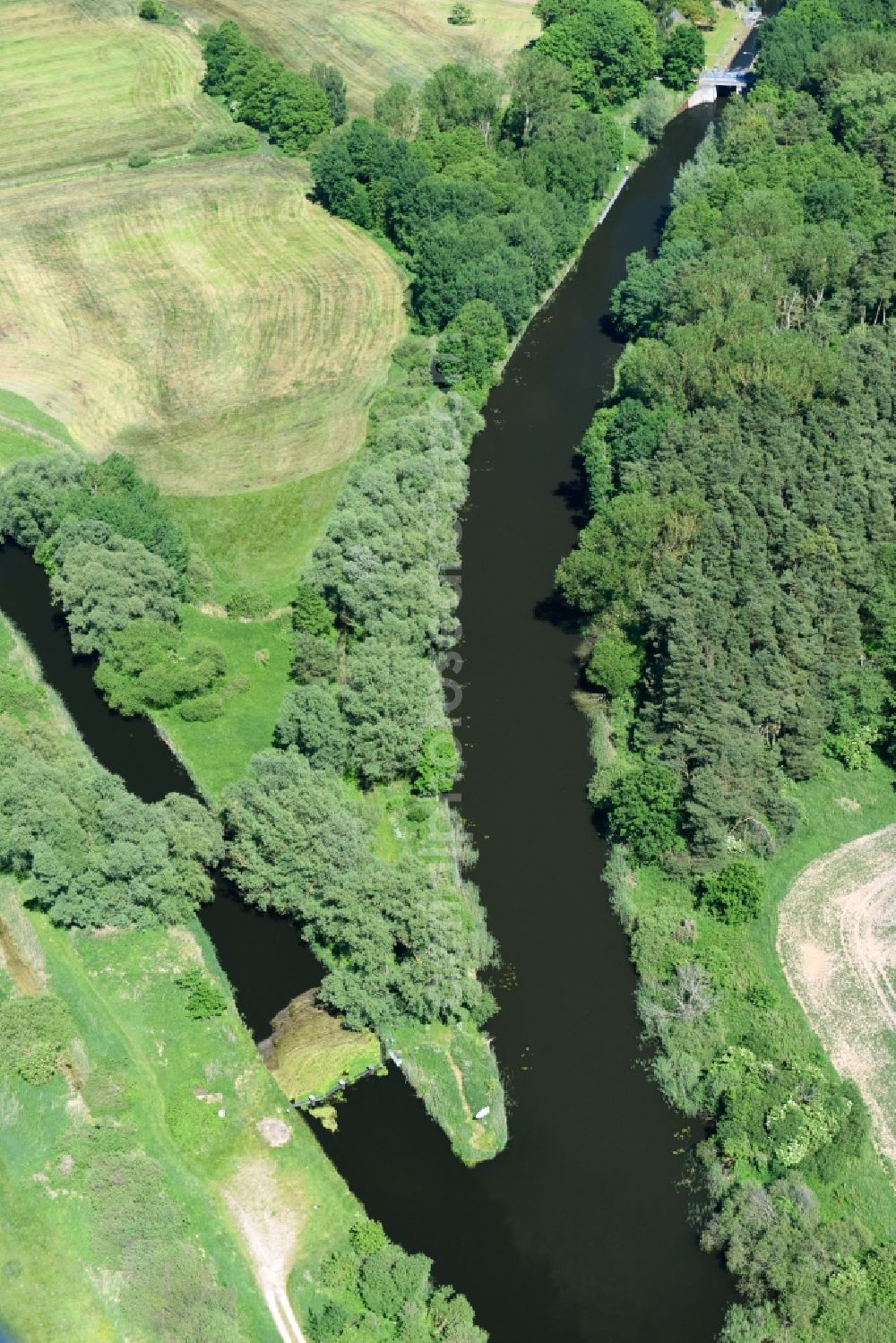 Siggelkow from the bird's eye view: Riparian zones on the course of the river of Mueritz-Elde Wasserstrasse and dem Fluss Alte Elde in Siggelkow in the state Mecklenburg - Western Pomerania, Germany