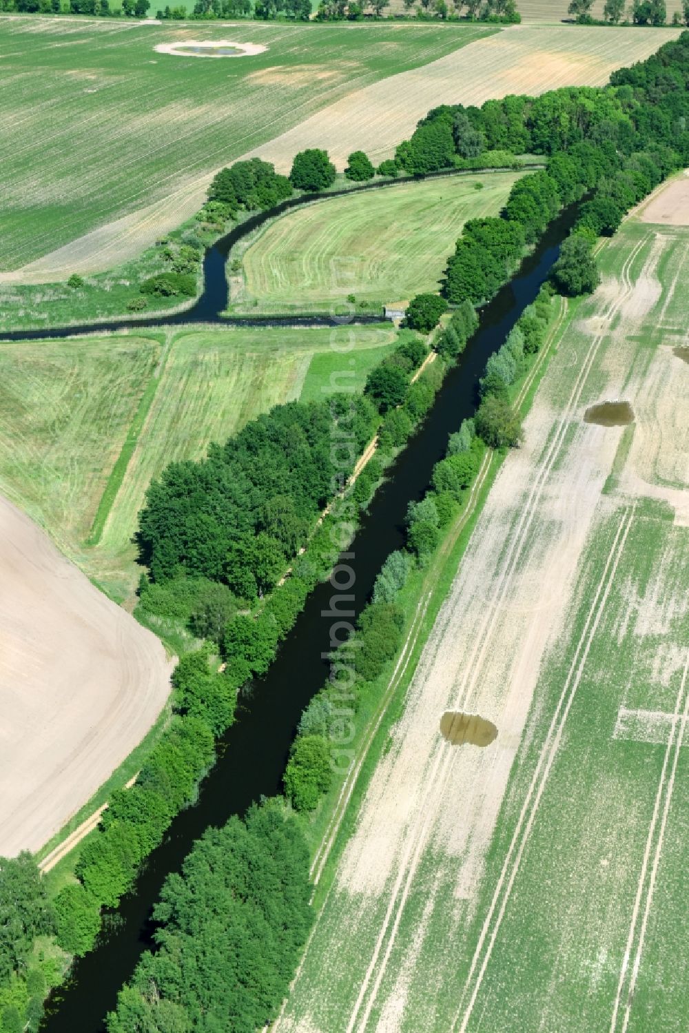 Aerial photograph Siggelkow - Riparian zones on the course of the river of Mueritz-Elde Wasserstrasse and dem Fluss Alte Elde in Siggelkow in the state Mecklenburg - Western Pomerania, Germany