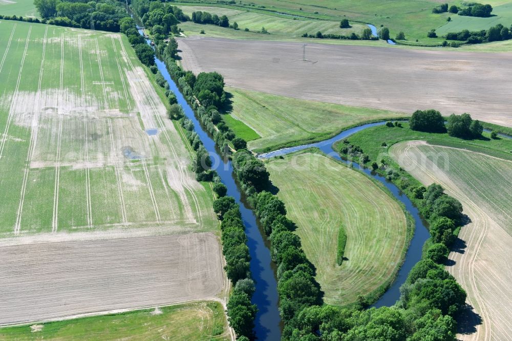 Aerial image Siggelkow - Riparian zones on the course of the river of Mueritz-Elde Wasserstrasse and dem Fluss Alte Elde in Siggelkow in the state Mecklenburg - Western Pomerania, Germany