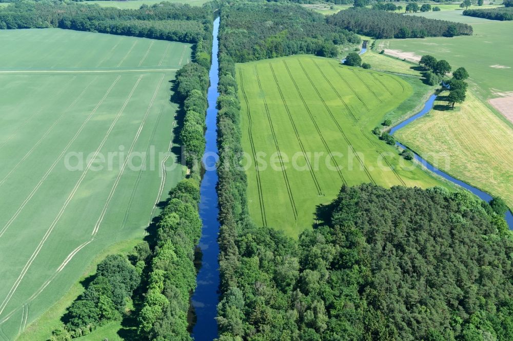 Aerial image Siggelkow - Riparian zones on the course of the river of Mueritz-Elde Wasserstrasse and dem Fluss Alte Elde in Siggelkow in the state Mecklenburg - Western Pomerania, Germany