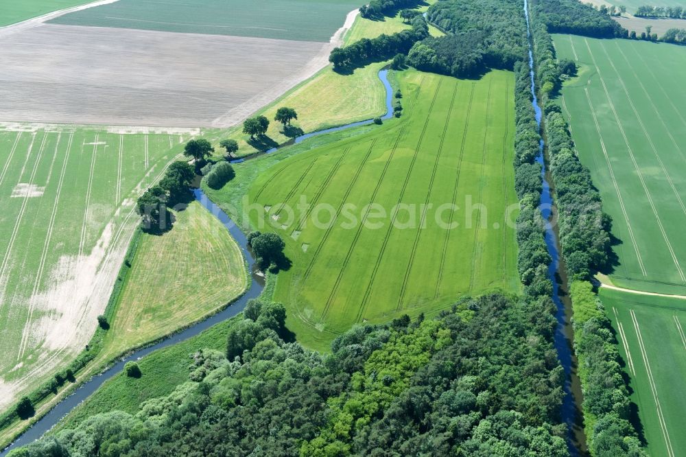 Aerial image Siggelkow - Riparian zones on the course of the river of Mueritz-Elde Wasserstrasse and dem Fluss Alte Elde in Siggelkow in the state Mecklenburg - Western Pomerania, Germany