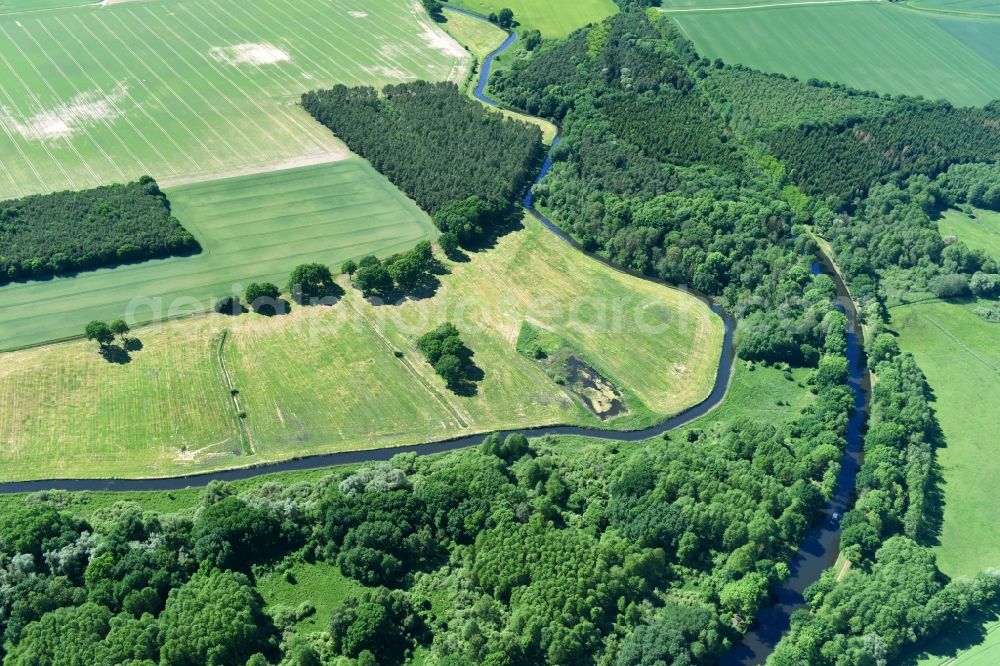 Siggelkow from the bird's eye view: Riparian zones on the course of the river of Mueritz-Elde Wasserstrasse and dem Fluss Alte Elde in Siggelkow in the state Mecklenburg - Western Pomerania, Germany