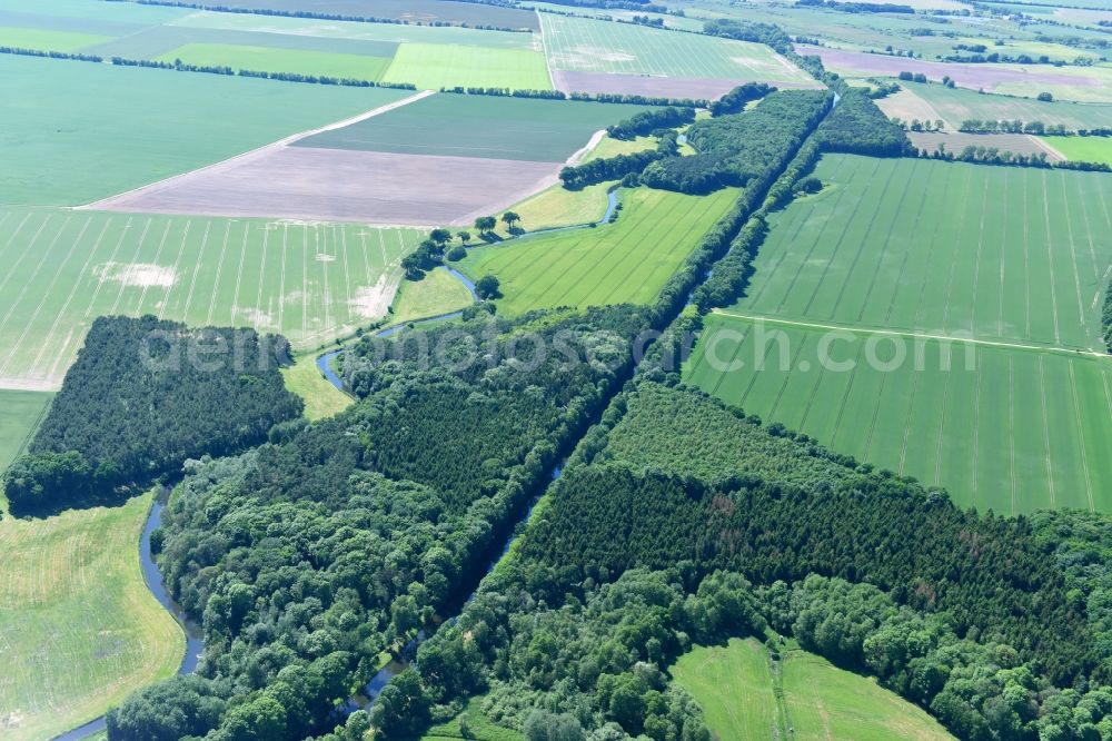 Aerial photograph Siggelkow - Riparian zones on the course of the river of Mueritz-Elde Wasserstrasse and dem Fluss Alte Elde in Siggelkow in the state Mecklenburg - Western Pomerania, Germany