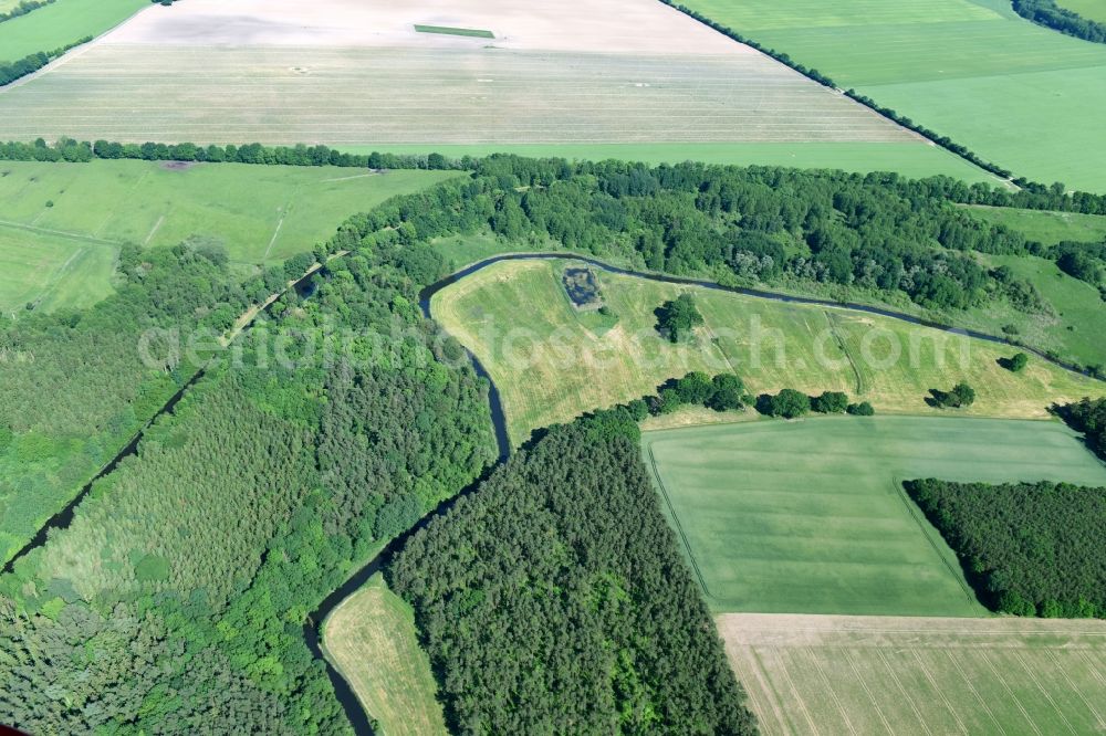 Aerial photograph Siggelkow - Riparian zones on the course of the river of Mueritz-Elde Wasserstrasse and dem Fluss Alte Elde in Siggelkow in the state Mecklenburg - Western Pomerania, Germany