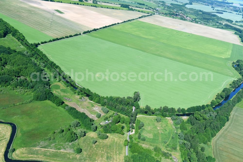 Siggelkow from the bird's eye view: Riparian zones on the course of the river of Mueritz-Elde Wasserstrasse and dem Fluss Alte Elde in Siggelkow in the state Mecklenburg - Western Pomerania, Germany