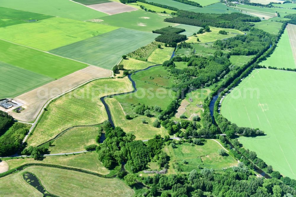 Aerial photograph Siggelkow - Riparian zones on the course of the river of Mueritz-Elde Wasserstrasse and dem Fluss Alte Elde in Siggelkow in the state Mecklenburg - Western Pomerania, Germany