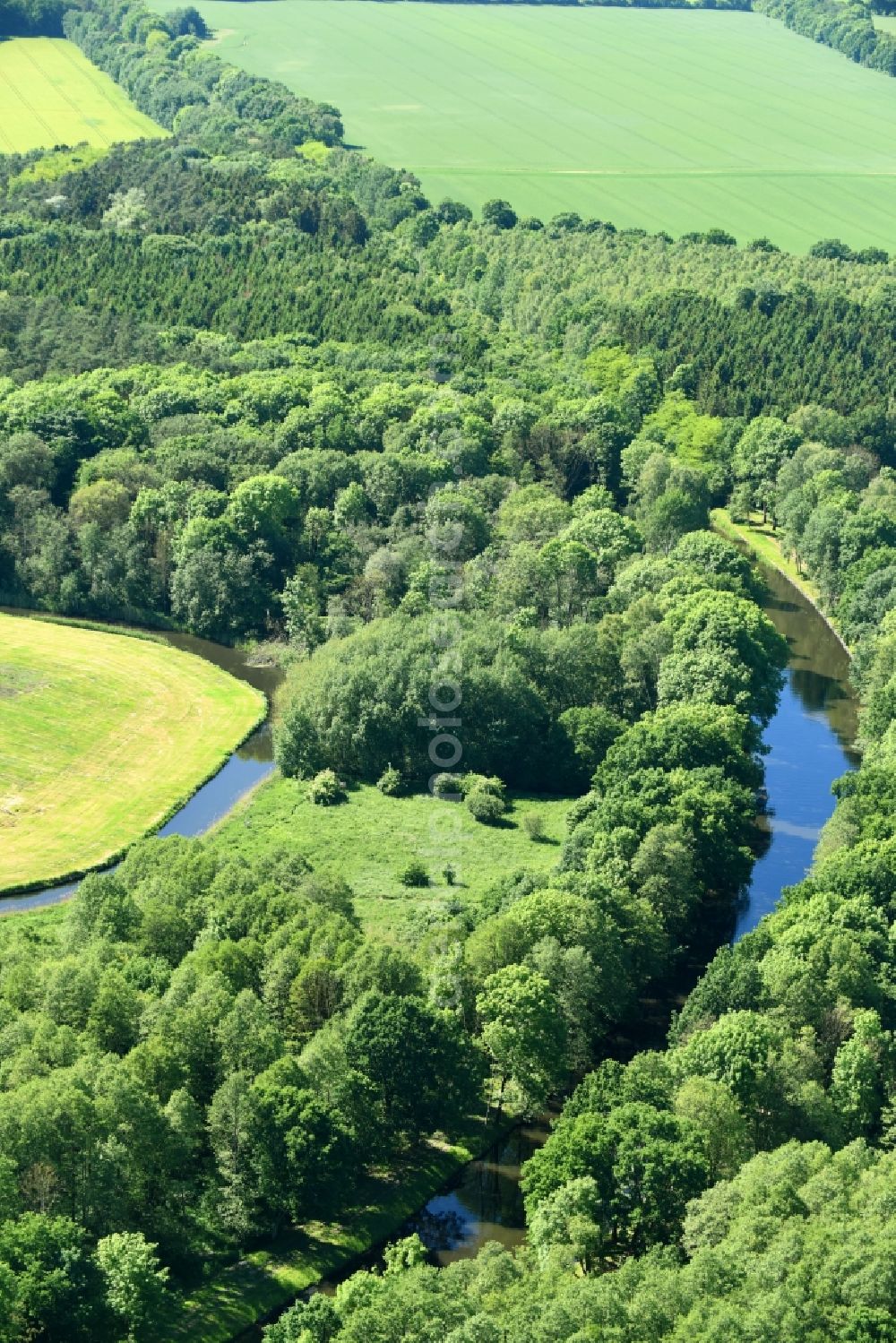 Siggelkow from the bird's eye view: Riparian zones on the course of the river of Mueritz-Elde Wasserstrasse and dem Fluss Alte Elde in Siggelkow in the state Mecklenburg - Western Pomerania, Germany