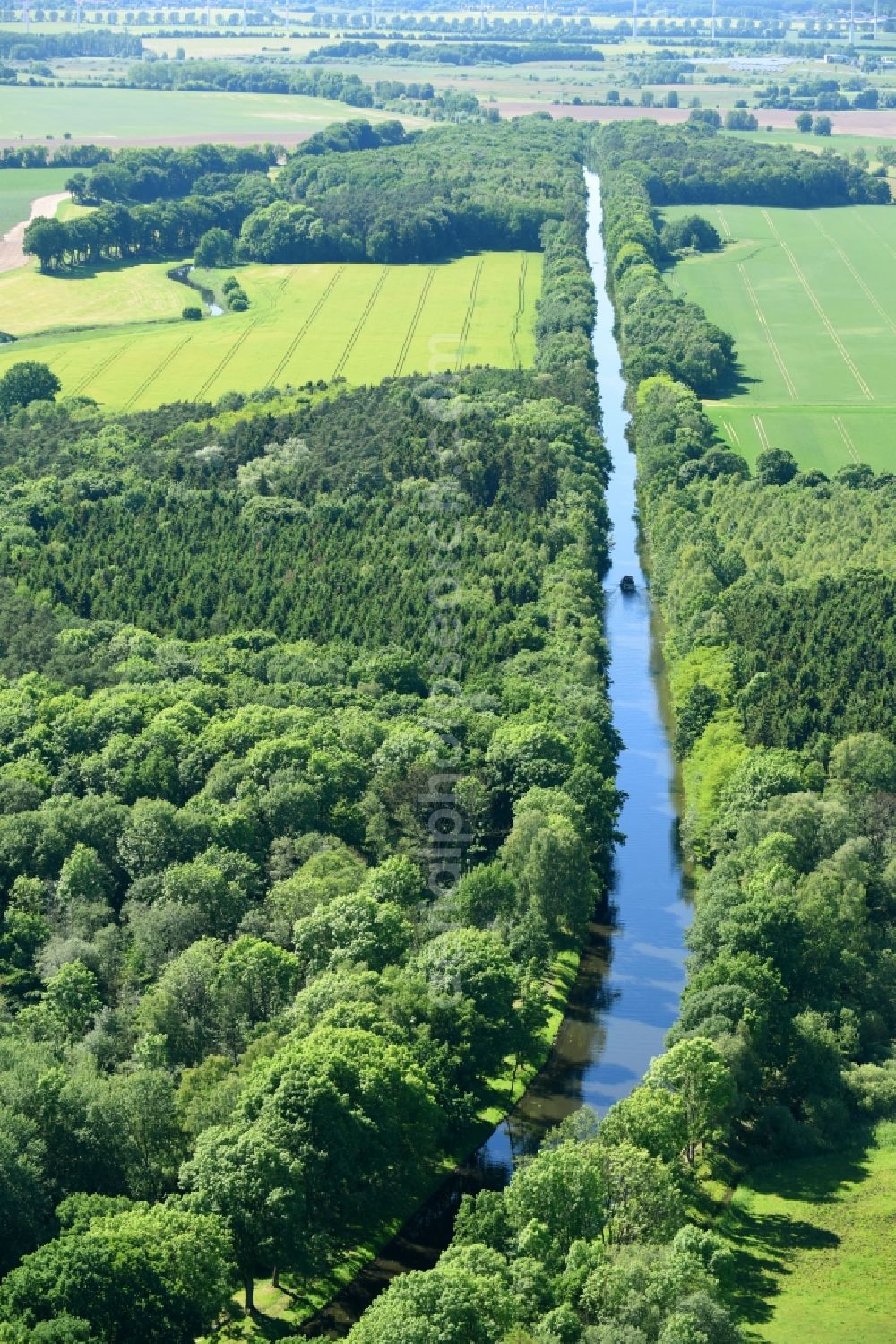 Aerial image Siggelkow - Riparian zones on the course of the river of Mueritz-Elde Wasserstrasse and dem Fluss Alte Elde in Siggelkow in the state Mecklenburg - Western Pomerania, Germany