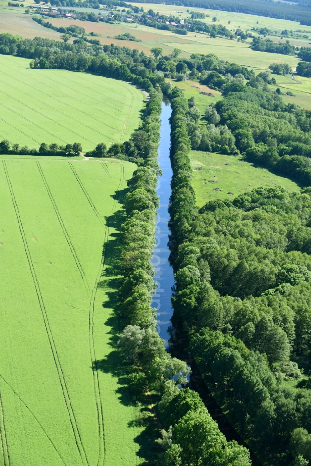 Aerial photograph Siggelkow - Riparian zones on the course of the river of Mueritz-Elde Wasserstrasse and dem Fluss Alte Elde in Siggelkow in the state Mecklenburg - Western Pomerania, Germany