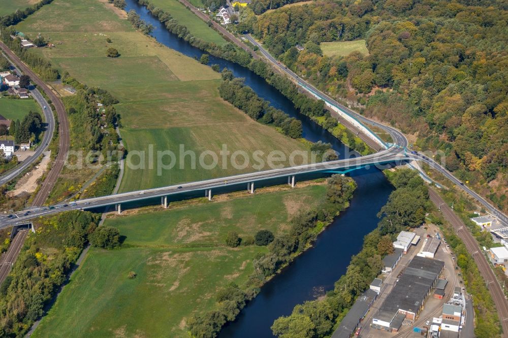 Wetter (Ruhr) from the bird's eye view: Ruhr River at the Ruhrbruecke underneath Gederner street - federal road B226 in Wetter (Ruhr) in the state North Rhine-Westphalia