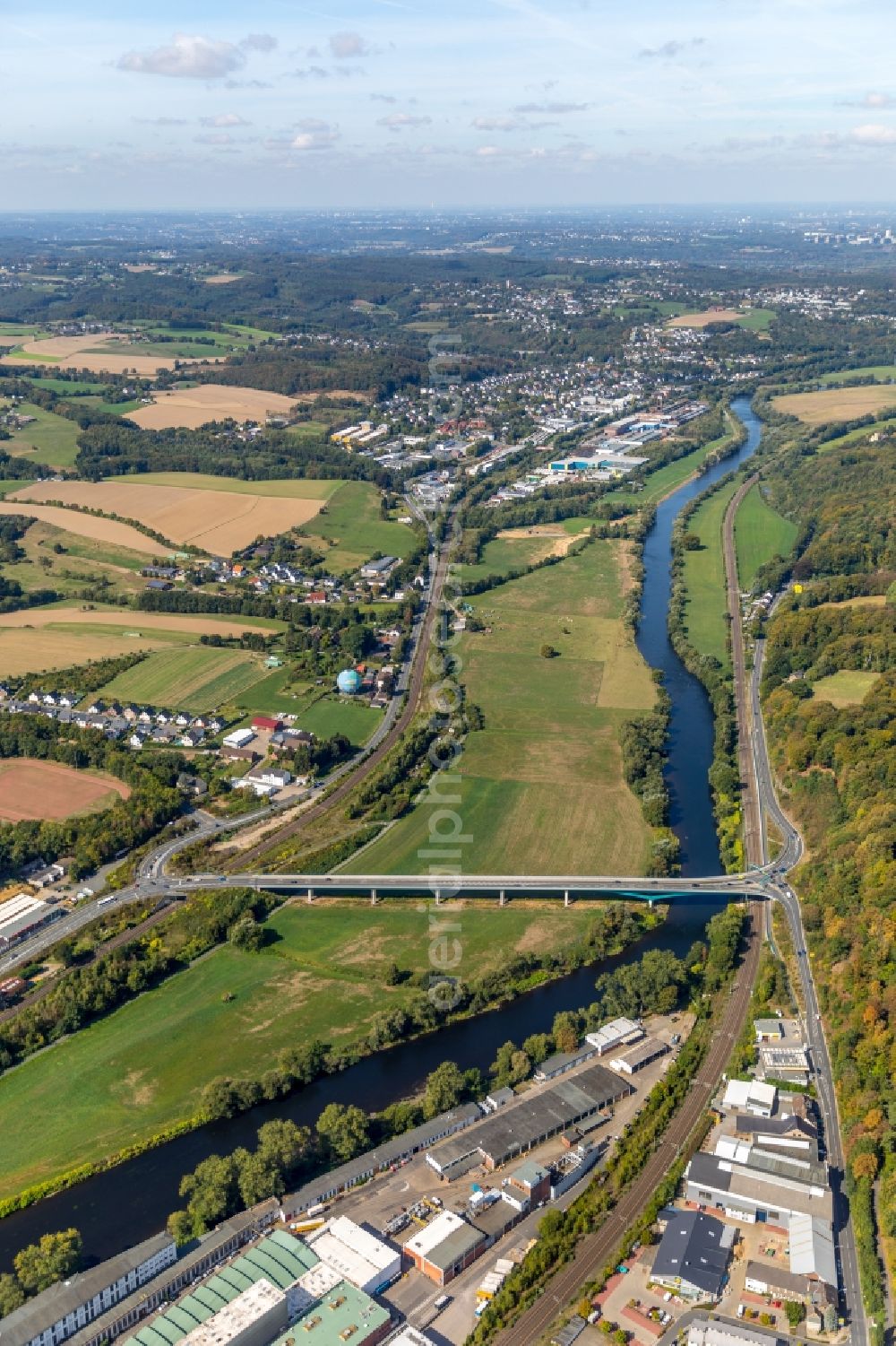 Wetter (Ruhr) from the bird's eye view: Ruhr River at the Ruhrbruecke underneath Gederner street - federal road B226 in Wetter (Ruhr) in the state North Rhine-Westphalia