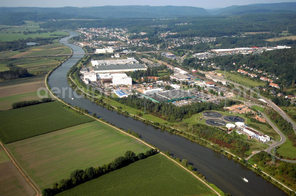 Aerial image Besseringen Stadt Merzig - Blick aus Süden über die Saar auf das Saarufer am Gewerbegebiet Wiesenhof in Bresseringen.