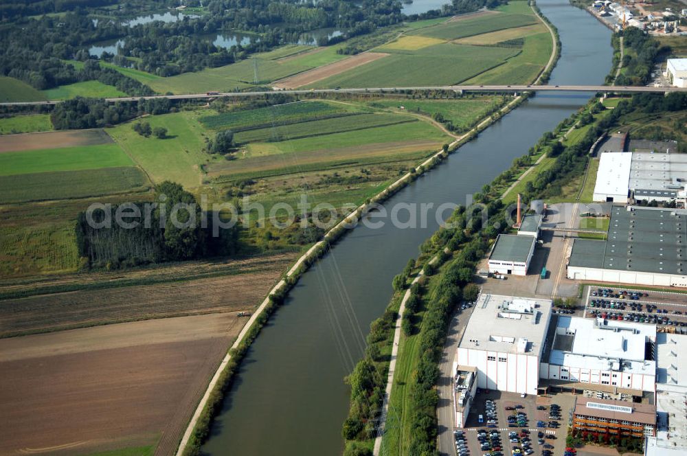 Besseringen Stadt Merzig from above - Blick aus Südost über den Fluss Saar mit Brücke. Auf der linken Uferseite bei Schwemlingen liegen die Sargauer Wiesen mit Weidenbestand, Pappelreihe sowie Brachflächen und auf der rechten Uferseite erstreckt sich das Gewerbegebiet Wiesenhof.