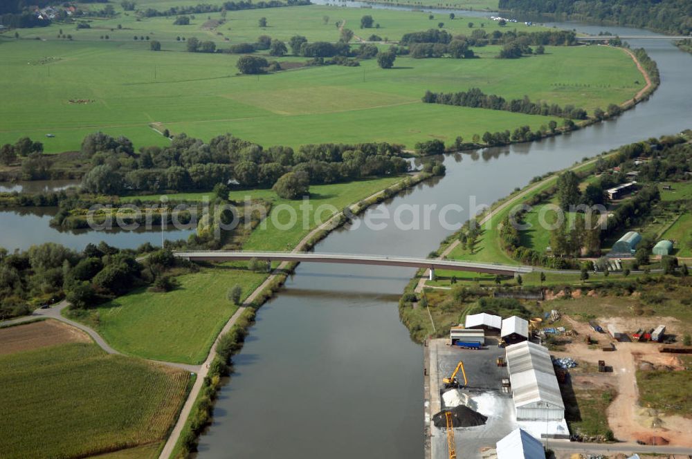 Aerial image Besseringen Stadt Merzig - Blick aus Südost entlang der Saar. Am rechten Saarufer ist der Bereich des Hafen Besseringen und auf der linken Uferseite erstrecken sich Kiesgruben welche Bestandteil der Saargauer Wiesen sind.