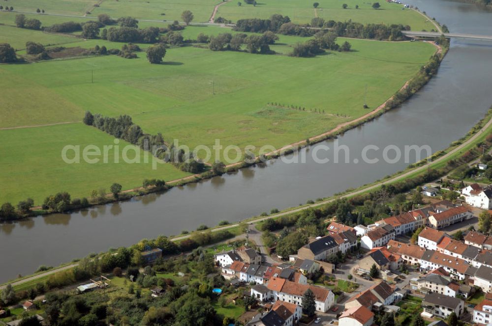 Besseringen Stadt Merzig from above - Blick aus Südost über den Fluss Saar auf Die Aue bei Schwemlingen.