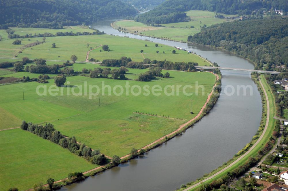 Besseringen Stadt Merzig from the bird's eye view: Blick aus Südost auf den Flussverlauf der Saar. Auf der linken Uferseite befindet sich Die Aue mit verschiedenen Gräben und Grünland und auf der rechten Uferseite der Hochwasserschutzdamm vor Besseringen.