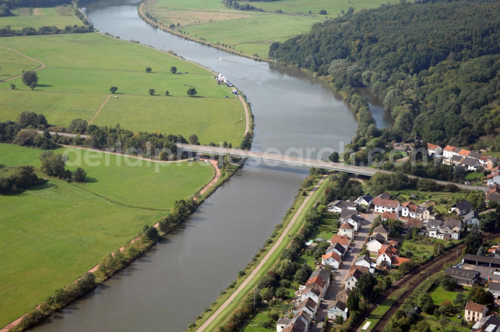 Aerial photograph Besseringen Stadt Merzig - Blick aus Südost über den Fluss Saar mit Brücke auf Die Aue auf der linken Uferseite bei Schwemlingen und auf der rechten Uferseite ein Bereich mit Flachwasser.