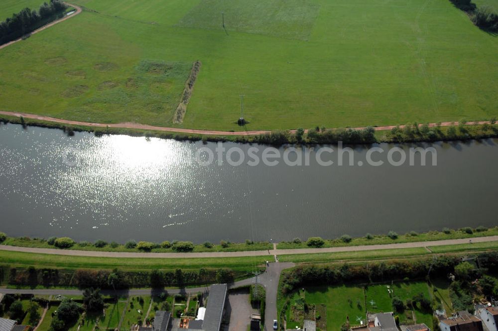 Besseringen Stadt Merzig from above - Blick aus Osten über die Saar auf Die Aue mit verschiedenen Gräben und Grünland bei Schwemingen.