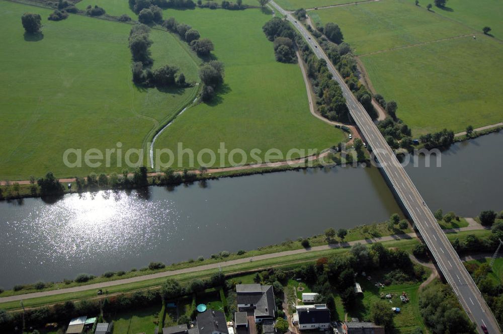 Besseringen Stadt Merzig from the bird's eye view: Blick aus Osten über die Saar mit Brücke auf Die Aue mit verschiedenen Gräben und Grünland bei Schwemingen.