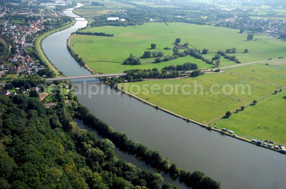 Besseringen Stadt Merzig from the bird's eye view: Blick aus Nordwest über die Saar auf Die Aue mit verschiedenen Gräben und Grünland bei Schwemingen.