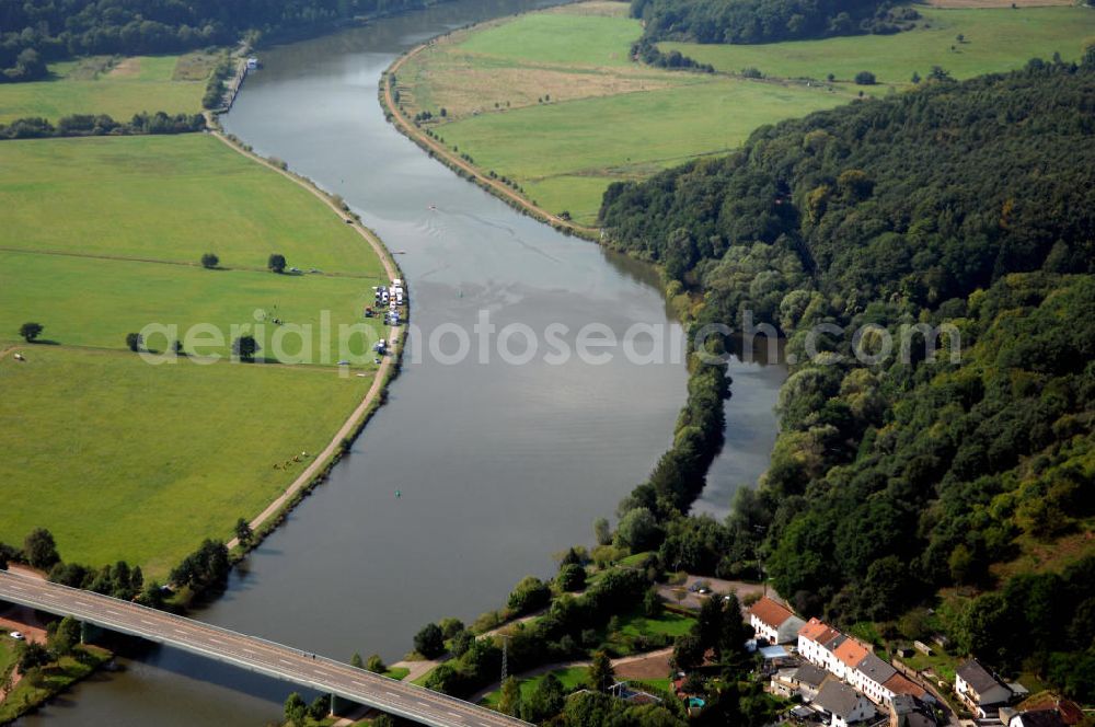 Aerial image Besseringen Stadt Merzig - Blick aus Südost über den Fluss Saar mit Brücke auf Die Aue auf der linken Uferseite bei Schwemlingen und auf der rechten Uferseite ein Bereich mit Flachwasser.