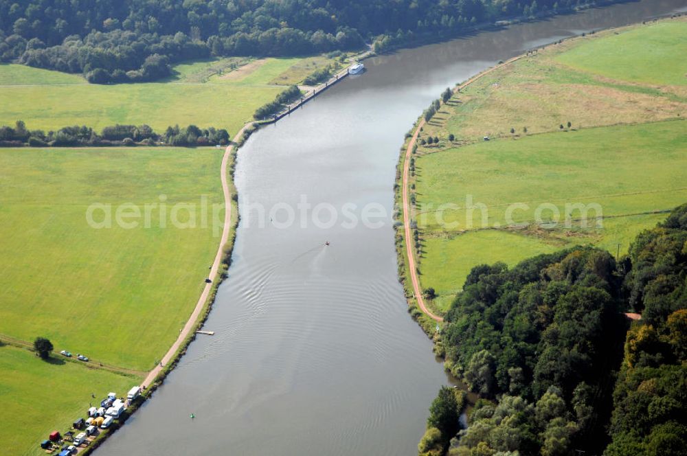 Aerial photograph Besseringen Stadt Merzig - Blick aus Südost über den Fluss Saar auf Die Aue auf der linken Uferseite bei Schwemlingen und auf der rechten Uferseite Wiesenflächen.